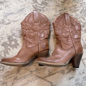 Wide calf heeled western boots 🤠